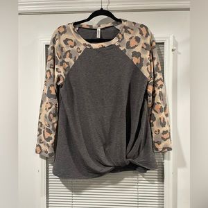 Women’s boutique long sleeve top size M